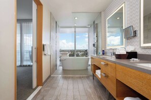 Suite presidencial, varias camas, para no fumadores | Baño | Amenidades de baño ecológicas, secadora de cabello, batas, toallas 
