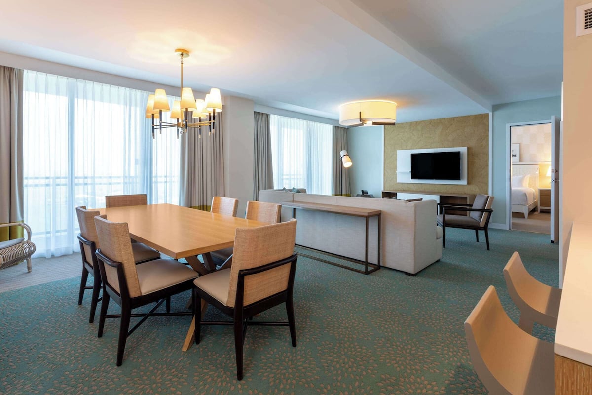 ห้องสวีท, เตียงคิงไซส์ 1 เตียง (Hospitality Suite) | เครื่องนอนป้องกันสารก่อภูมิแพ้, เตียงพร้อมฟูกเสริมที่นอน