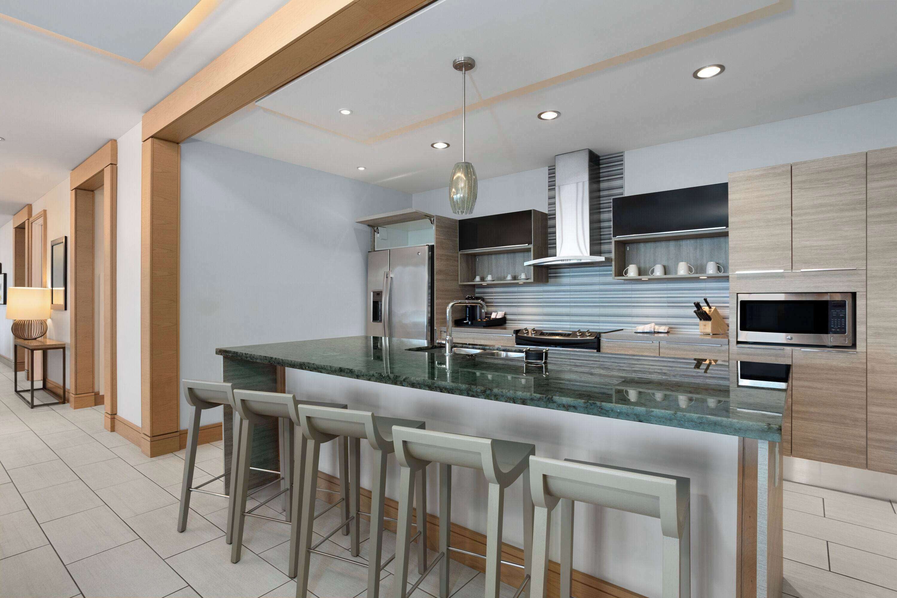 presidential suite, multiple beds, non smoking | hypo-allergenic bedding, pillow-top beds, in-room safe, desk