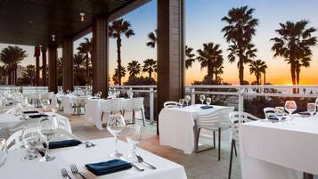 3 restaurants, breakfast served