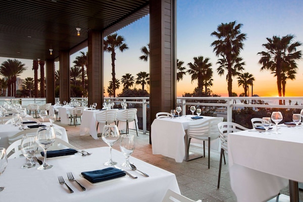 3 restaurants servant le petit déjeuner, le déjeuner et le dîner