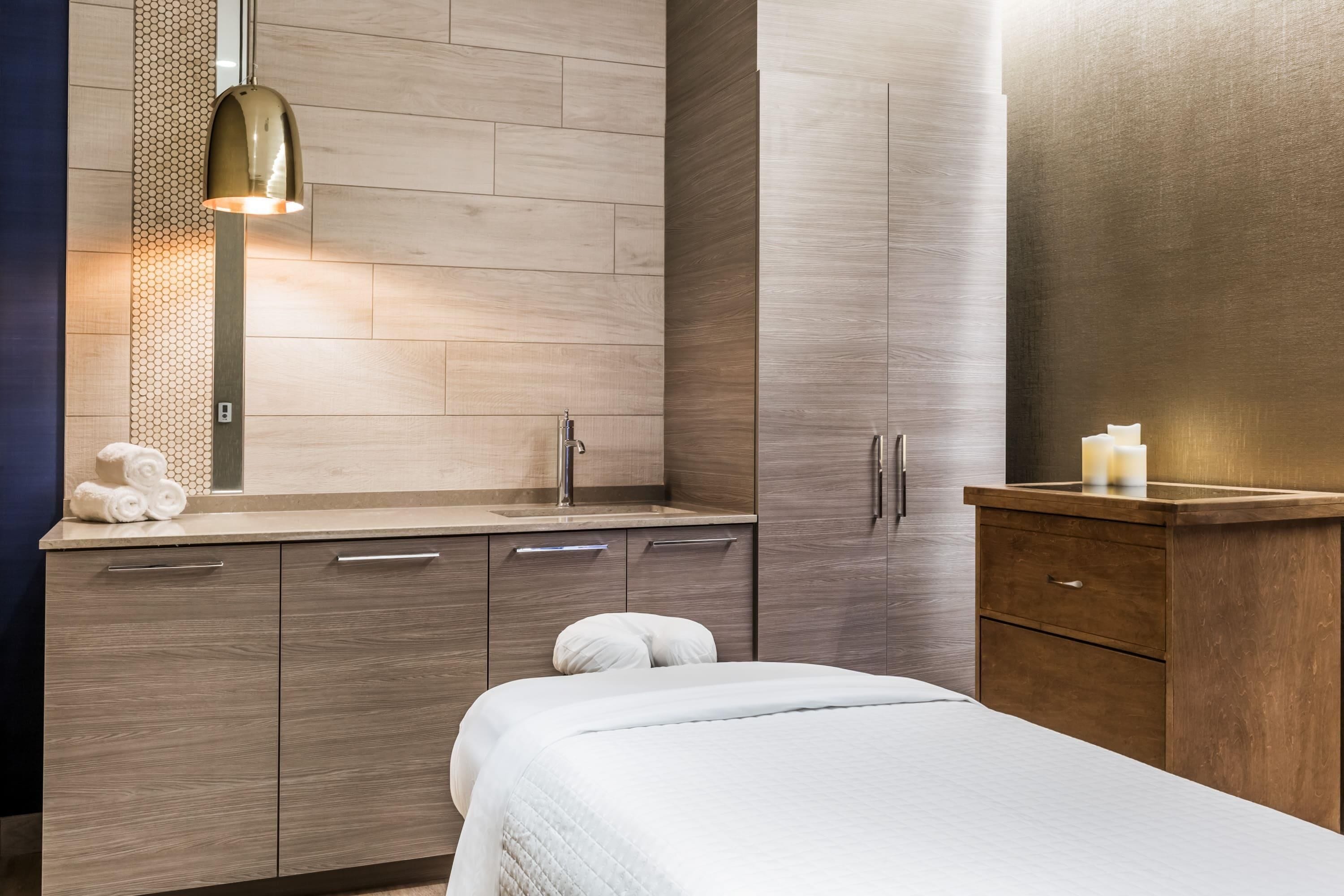 Un baño moderno con tocador de madera, un espejo y un perchero para toallas.