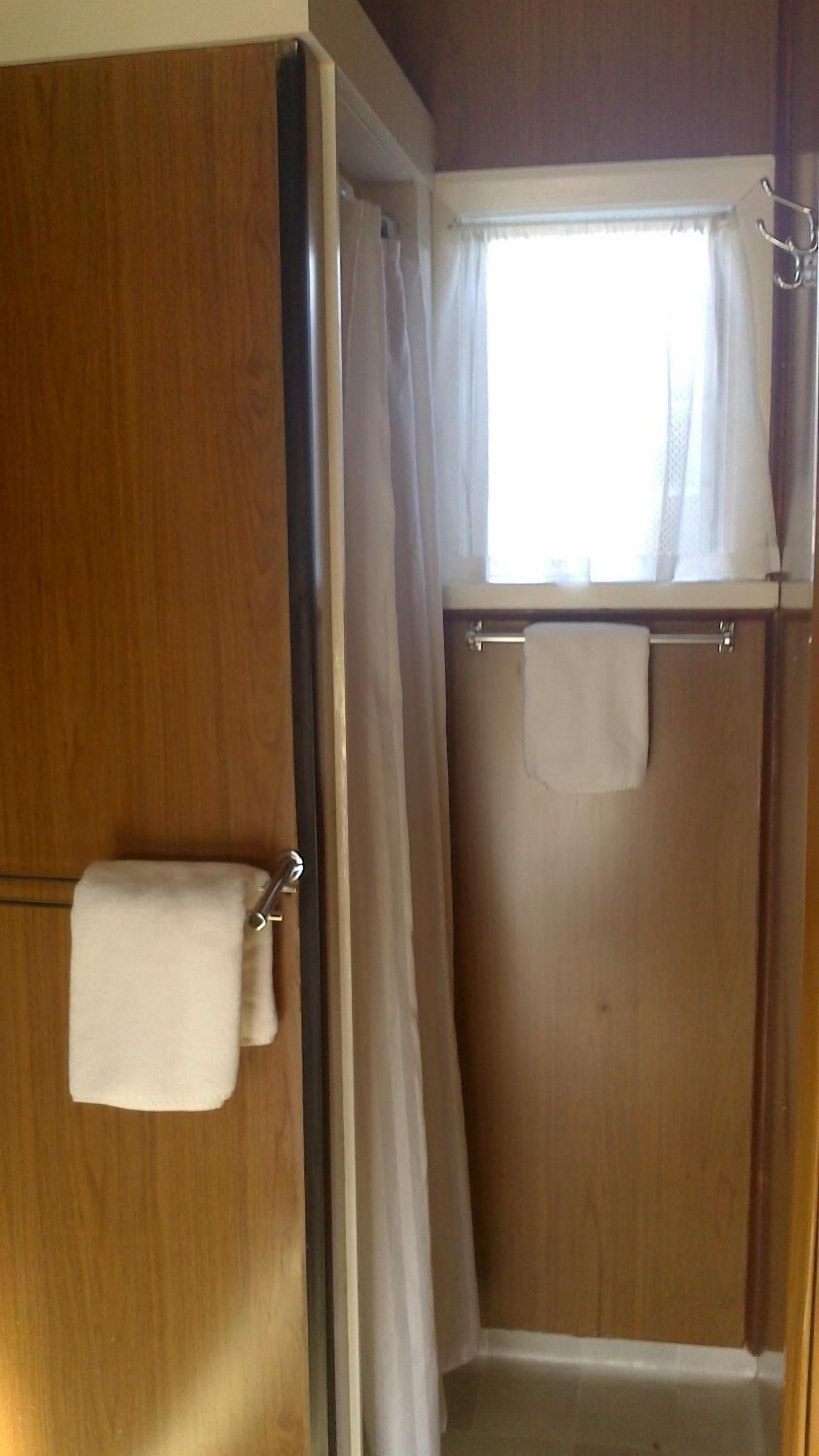 Shower, free toiletries, towels