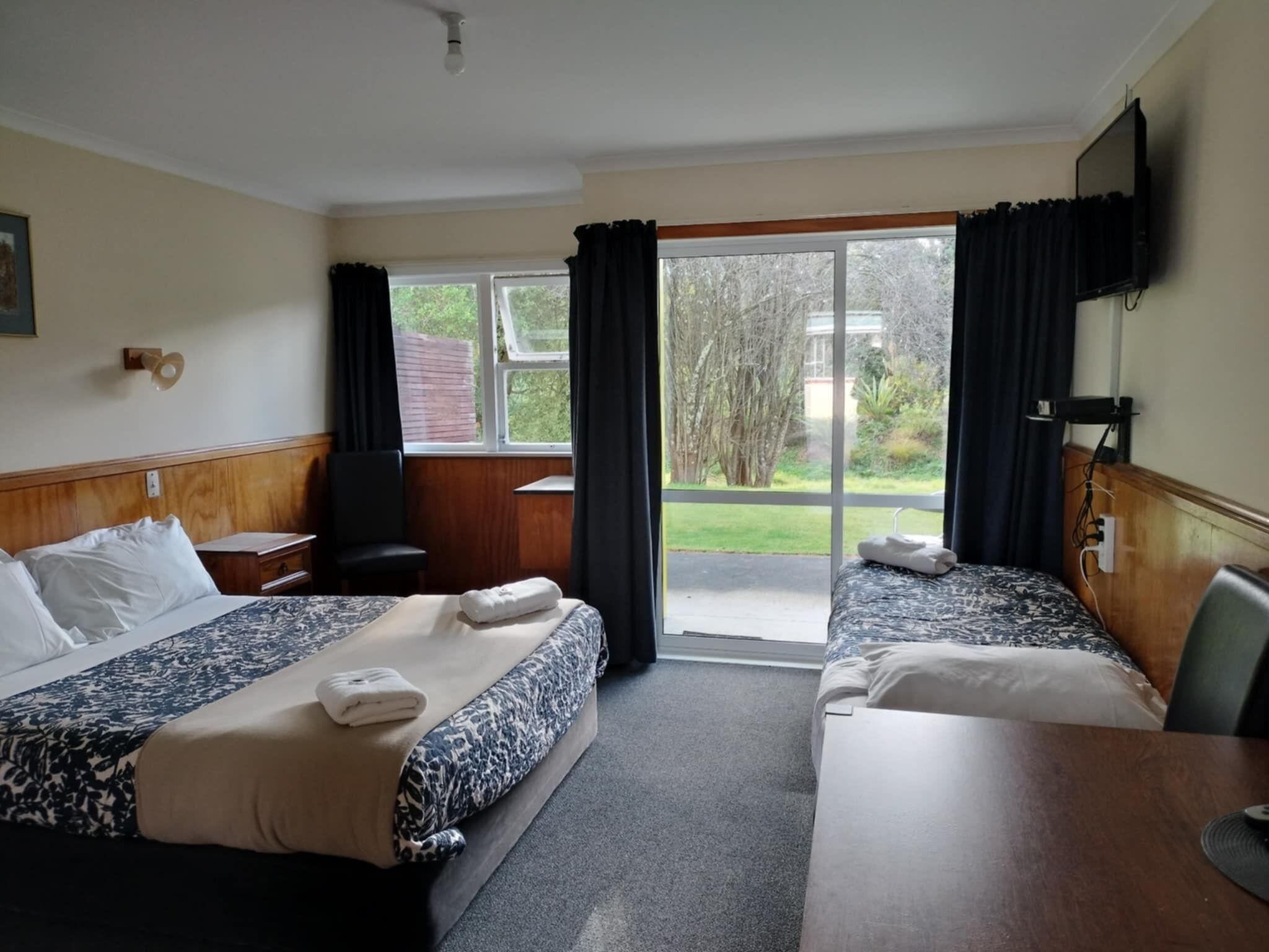 مكواة/لوح كي وواي فاي مجانًا وملاءات أسرّة