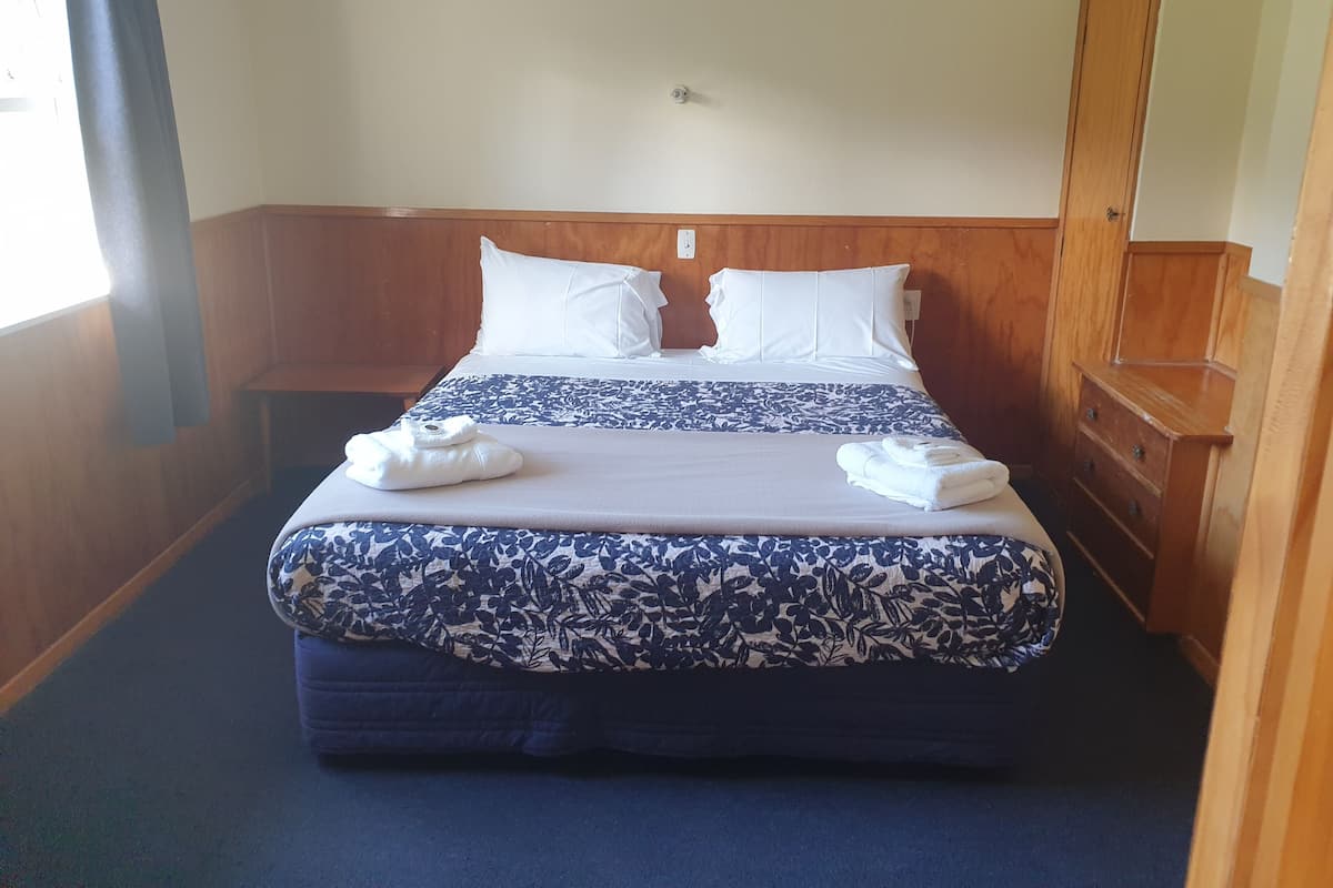 Family Unit | Iron/ironing board, free WiFi, bed sheets