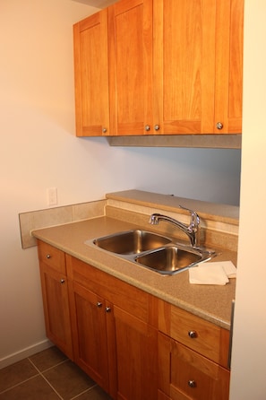 Kühlschrank, Mikrowelle, Wasserkocher mit Kaffee-/Teezubehör