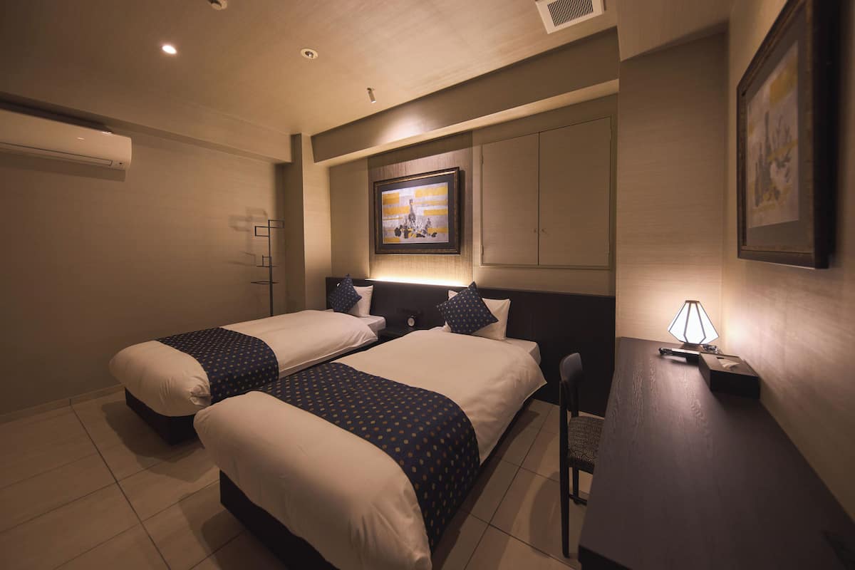 Tomannsrom – classic | Safe på rommet, individuelt dekorert, individuelt innredet og skrivebord