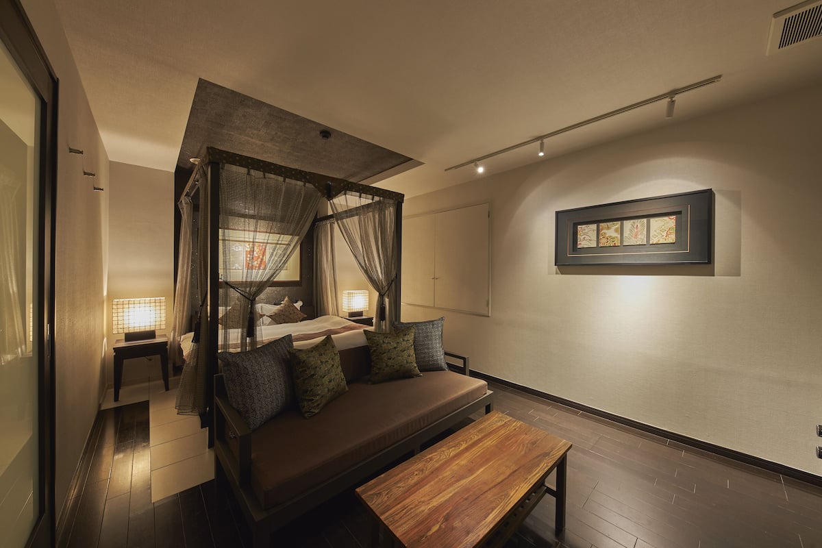Deluxe Room, 1 Katil Raja (King), Non Smoking (Sofa and Bed or Low Bed) | Peti besi dalam bilik, dihias secara berasingan