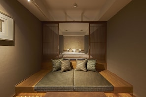 Habitación Deluxe, 1 cama Queen size, para no fumadores, baño privado | Caja de seguridad en la habitación y decoración personalizada