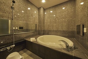 Quarto luxo, 1 cama Queen, para n ão fumantes, banheiro privativo | Banheiro | Produtos de toalete grátis, secador de cabelo, chinelos 