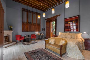 Master Suite | Wohnbereich | 32-Zoll-Flachbildfernseher mit Kabelempfang, Fernseher, Kamin