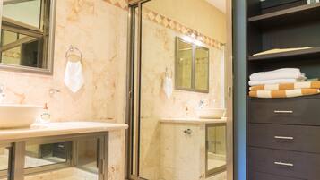 Condo, 3 phòng ngủ, quang cảnh kênh | Phòng tắm | Buồng tắm vòi sen, khăn tắm