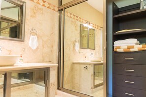 Appartement, 3 slaapkamers, uitzicht op kanaal | Badkamer | Een douche, handdoeken