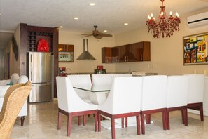 Condo, 3 habitaciones, vista al canal | Cocina privada | Refrigerador con congelador, microondas, horno y parrilla de estufa 