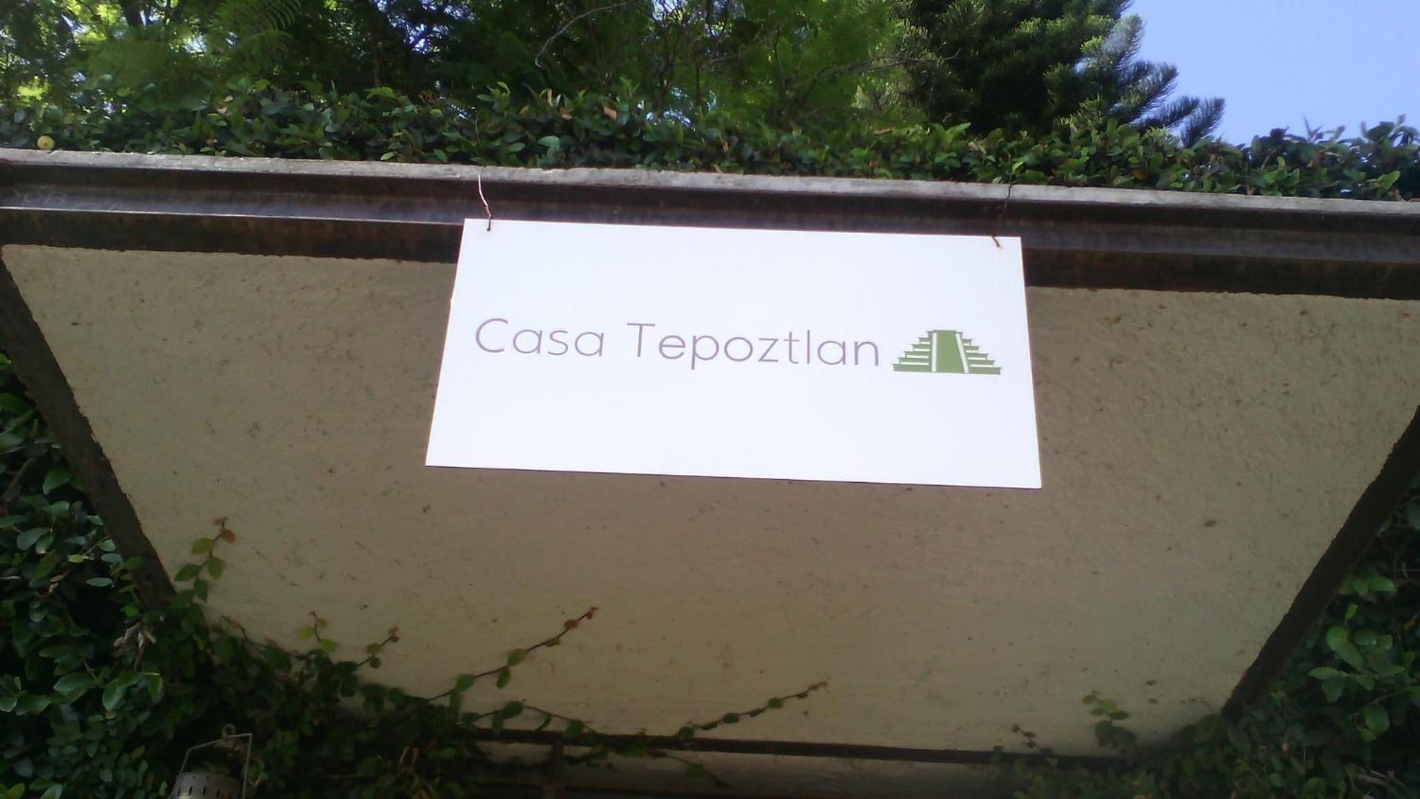 Et skilt med teksten "Casa Tepozlan" og et lille grønt pyramideikon.