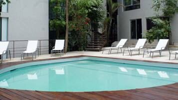 Una piscina al aire libre