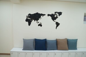 Lobby sitting area - Namsan Gil House (Seoul)