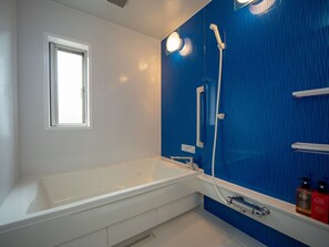 Småhus, ikke-røyk, utsikt mot innsjø | Bad | Separat badekar og dusj, hårføner og håndklær