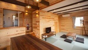 Un intérieur en bois avec une table à manger, un canapé et un téléviseur.