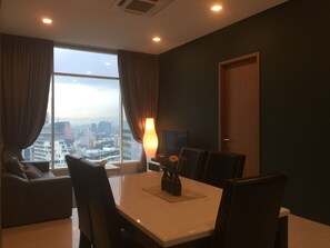 Deluxe Apartment, 3 Bedrooms, City View | In-room dining - Soho Suites KLCC Kuala Lumpur (Kuala Lumpur)