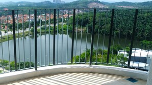 A balcony with a view of a river, greenery, and distant buildings. - Sri Beverly Hills Near KLIA & KLIA2 & F1 (Nilai)