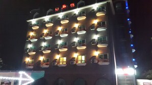 Un hotel de varios pisos con balcones y un patio central.