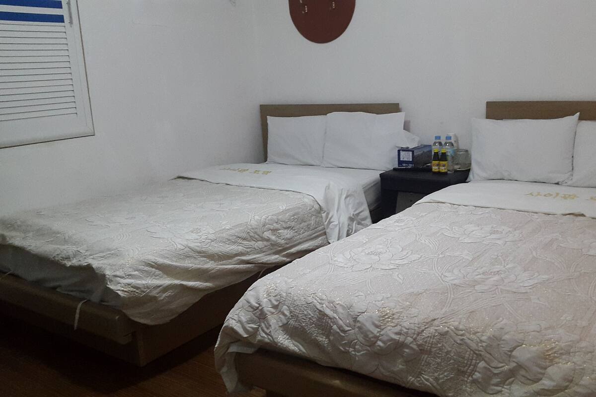 Twin Room, Mountain View (YouTube & Netflix available using personal account) | WiFi (無料)、ベッドシーツ