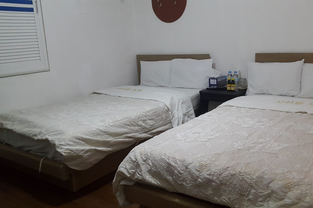 Twin Room, Mountain View (YouTube & Netflix available using personal account)