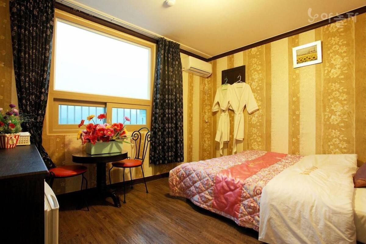 Basic Room, Sea View (YouTube & Netflix available using personal account) | WiFi (無料)、ベッドシーツ