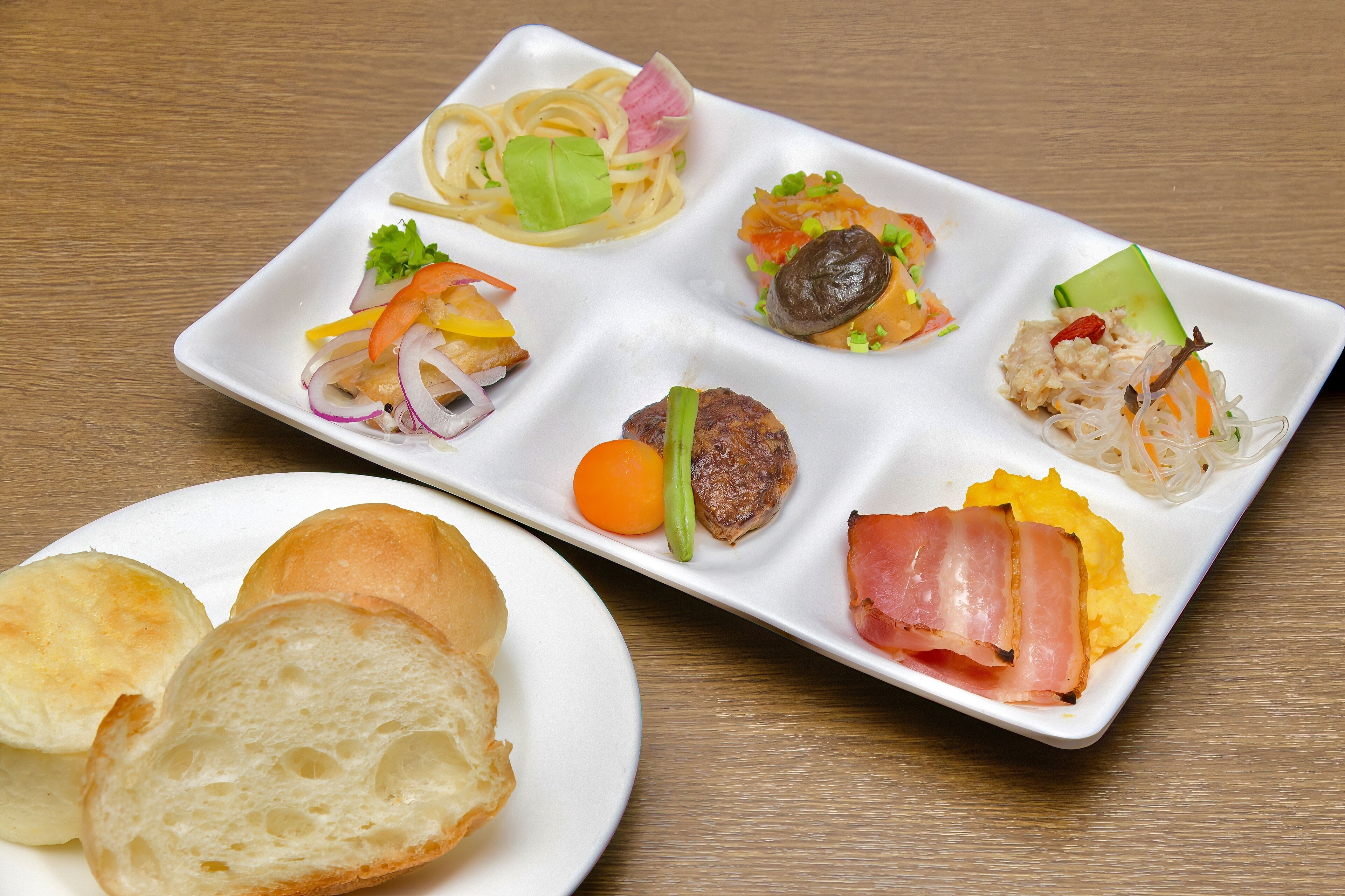 daily buffet breakfast (jpy 1800 per person)