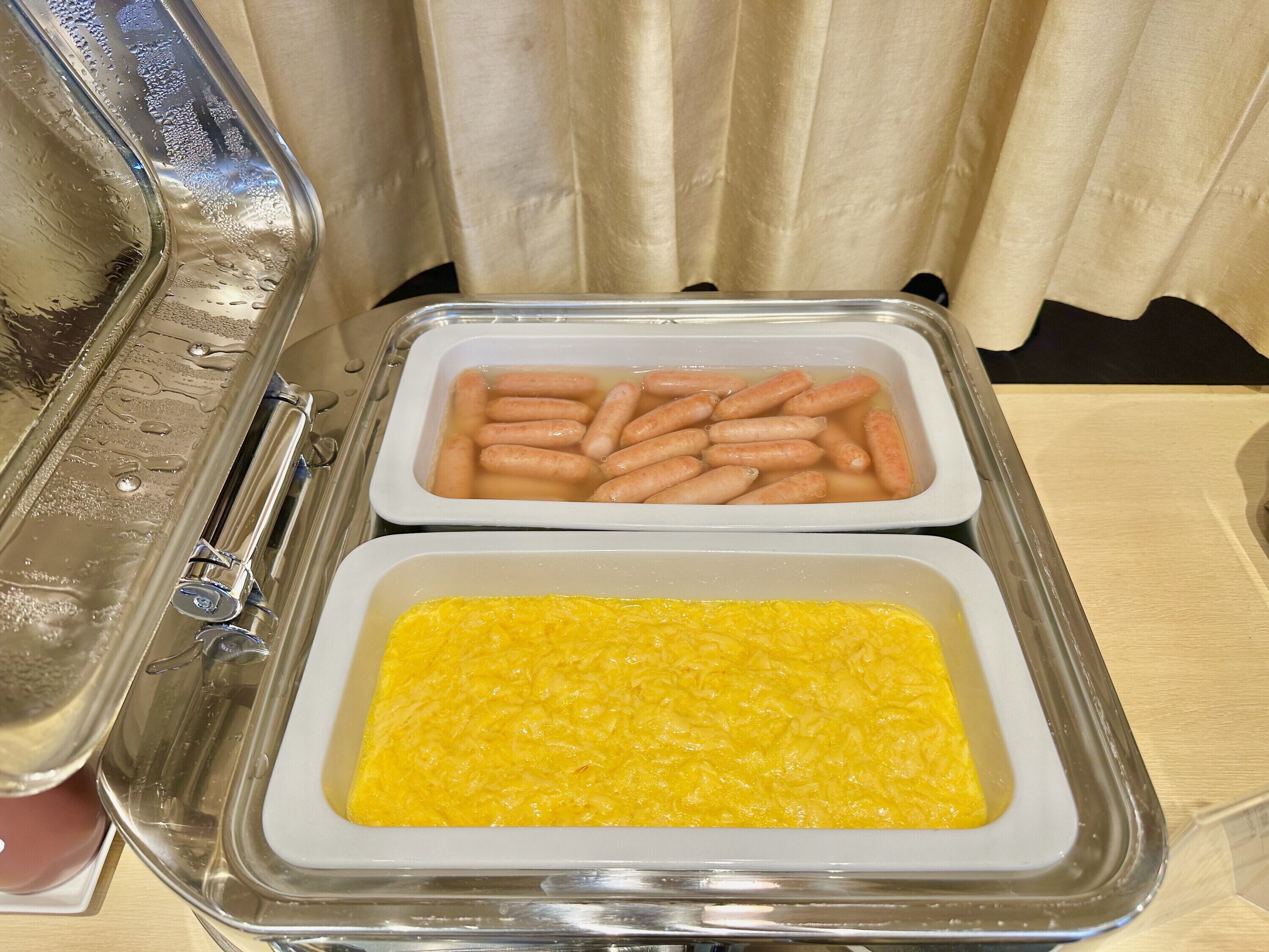 daily buffet breakfast (jpy 1800 per person)