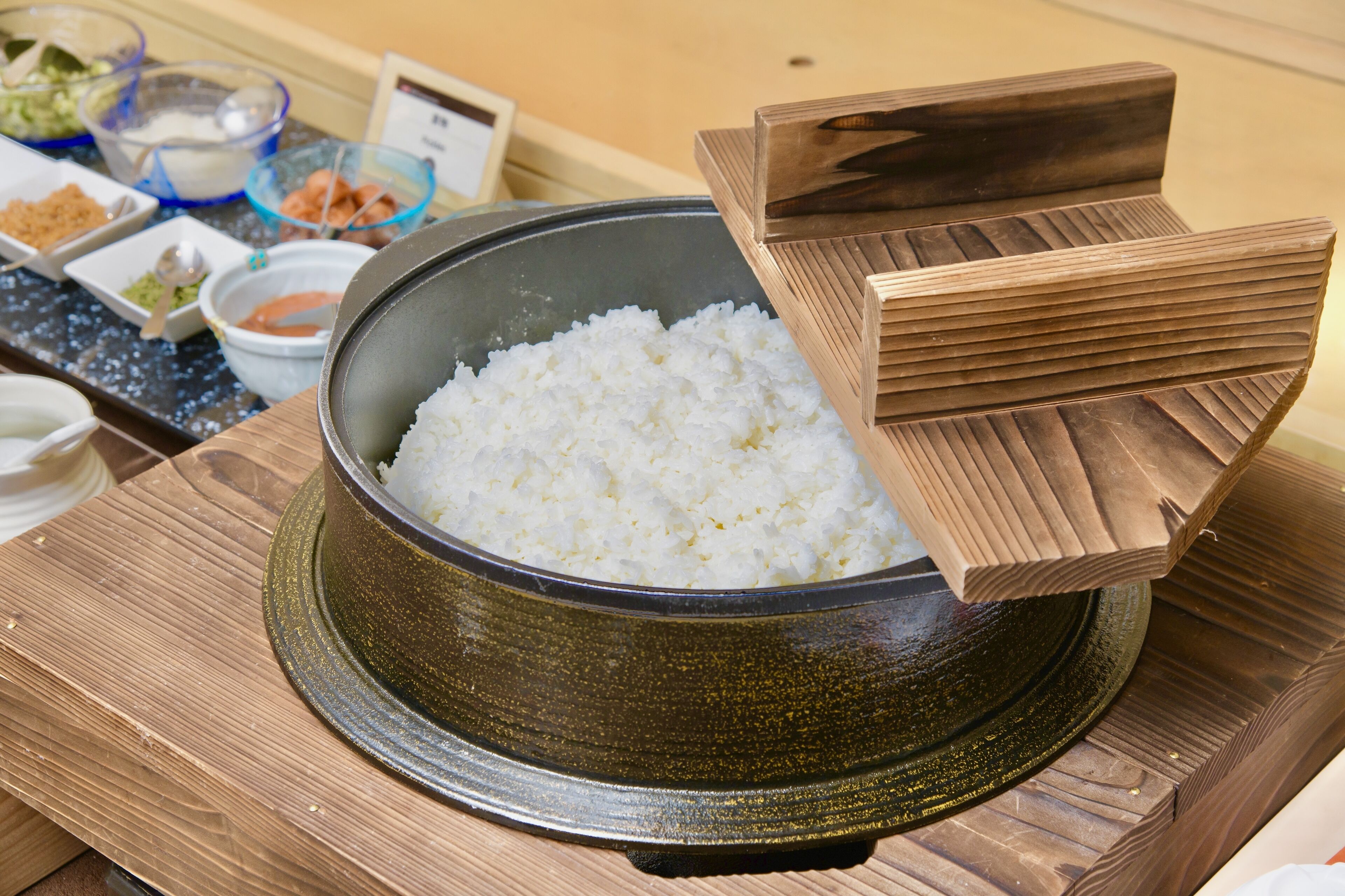 daily buffet breakfast (jpy 1800 per person)