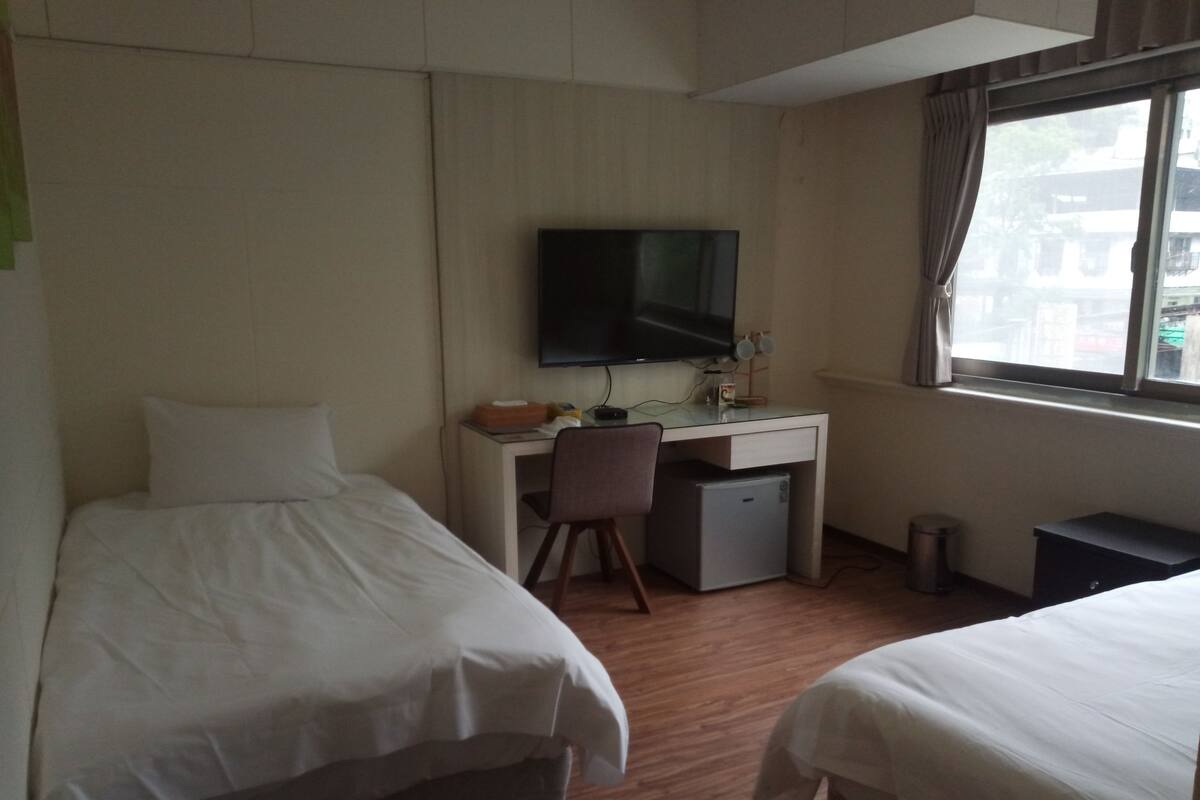 Habitación con 2 camas individuales | Escritorio, cortinas opacas, wifi gratis