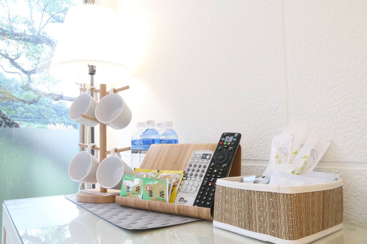 Escritorio, cortinas opacas, wifi gratis