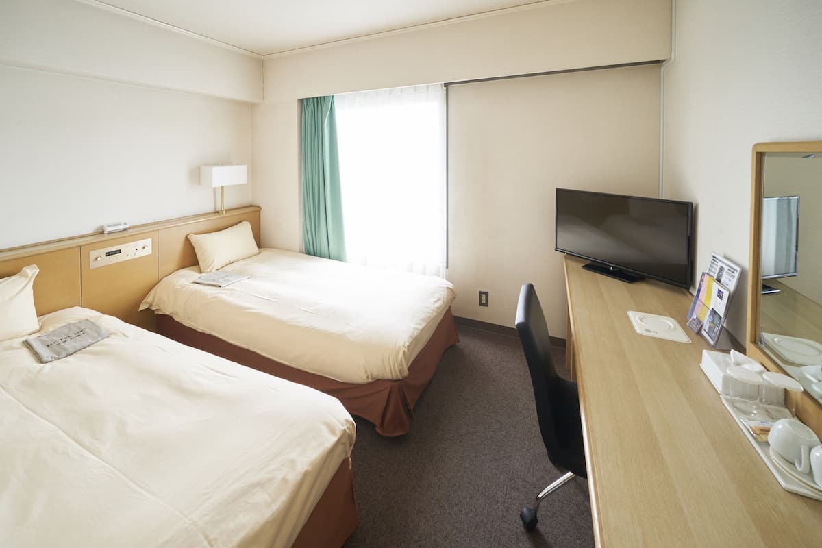 Een bureau, gratis wifi, beddengoed
