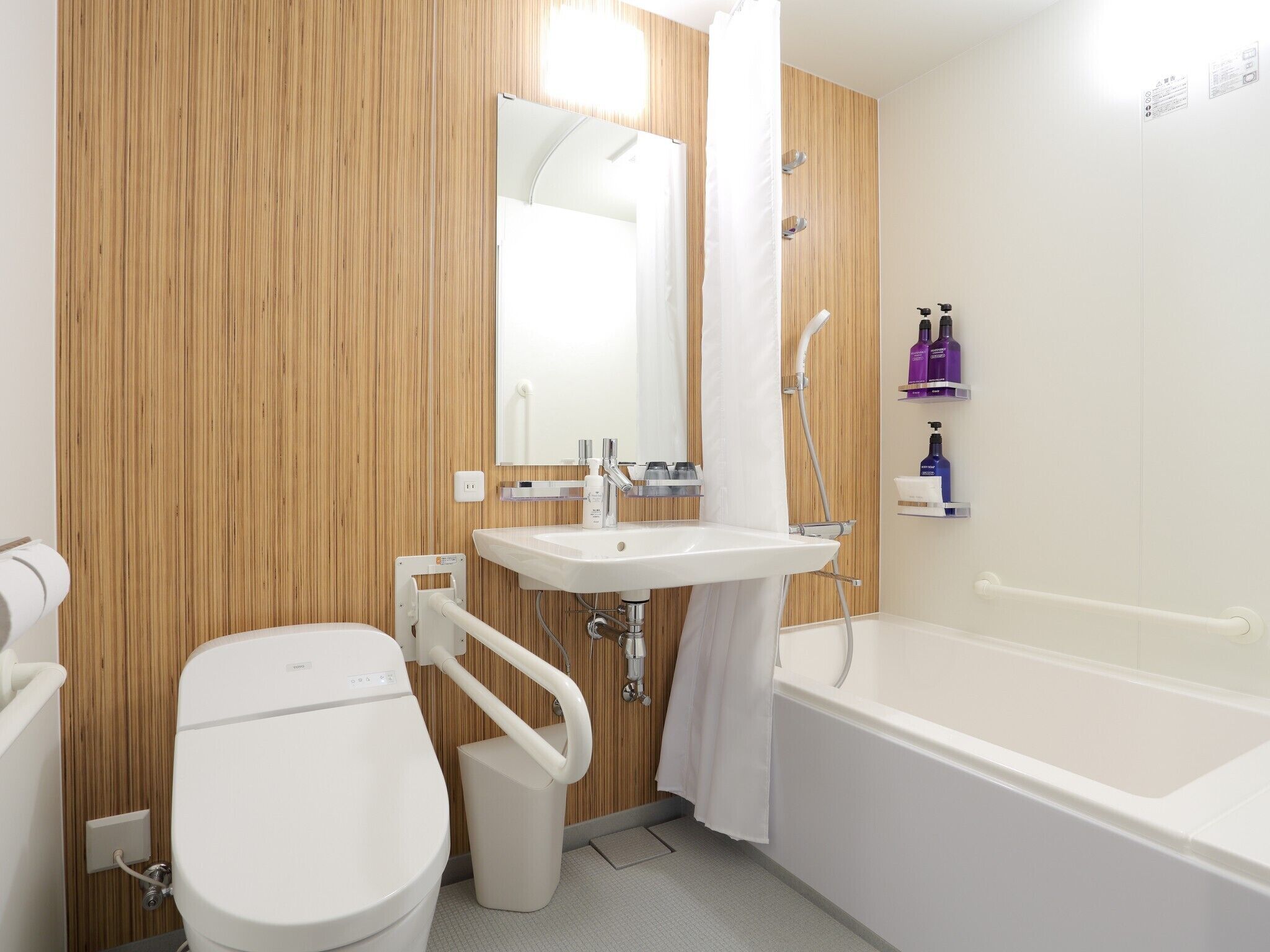 combined shower/bathtub, deep-soaking bathtub, free toiletries