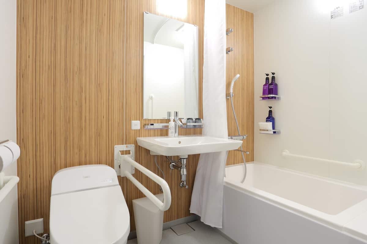 combined shower/bathtub, deep-soaking bathtub, free toiletries