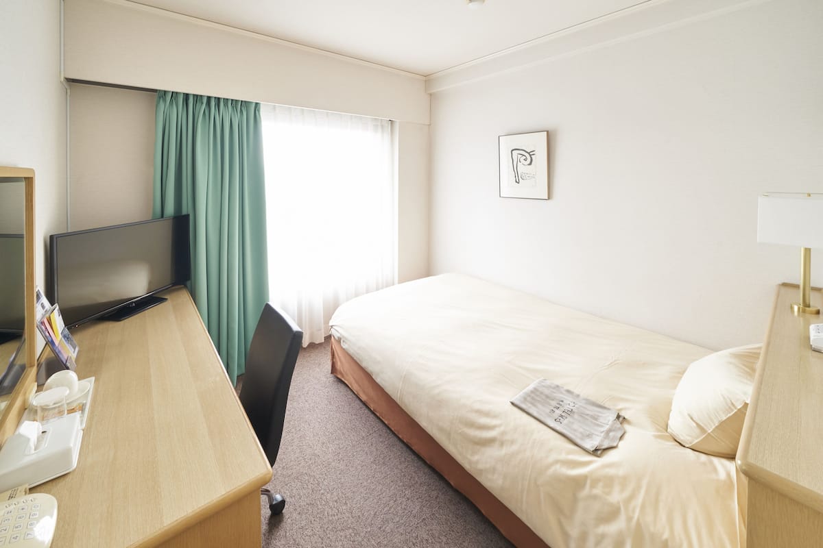 Een bureau, gratis wifi, beddengoed