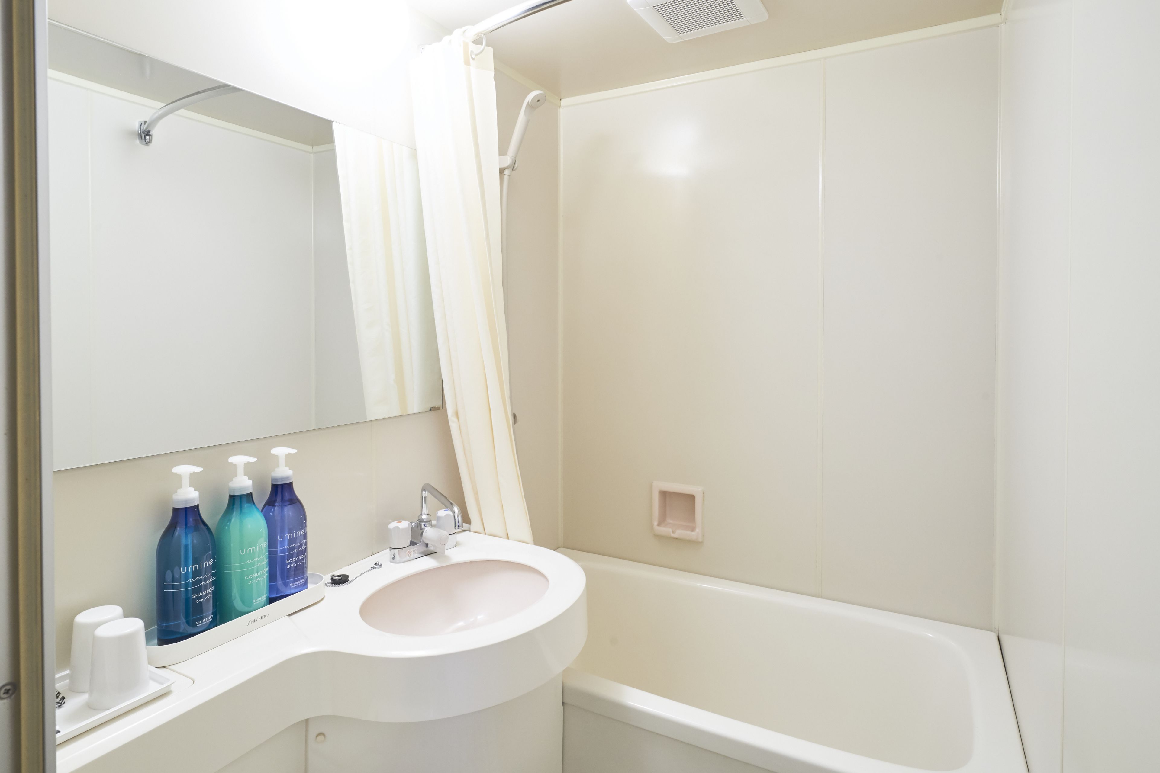 combined shower/bathtub, deep-soaking bathtub, free toiletries