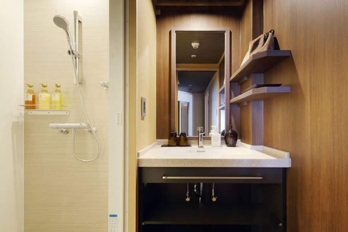 Kelengkapan dandanan diri percuma, pengering rambut, selipar, bidet