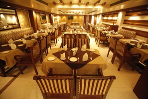 Phục vụ bữa sáng, bữa trưa, bữa tối, món ăn mang phong cách quốc tế 