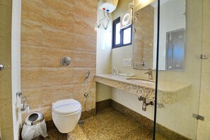 Quarto casal luxo | Banheiro | Chuveiro, produtos de toalete grátis, secador de cabelo 