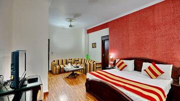 Deluxe Room (Maharaja) | Peralatan tempat tidur premium, peti besi dalam bilik, meja