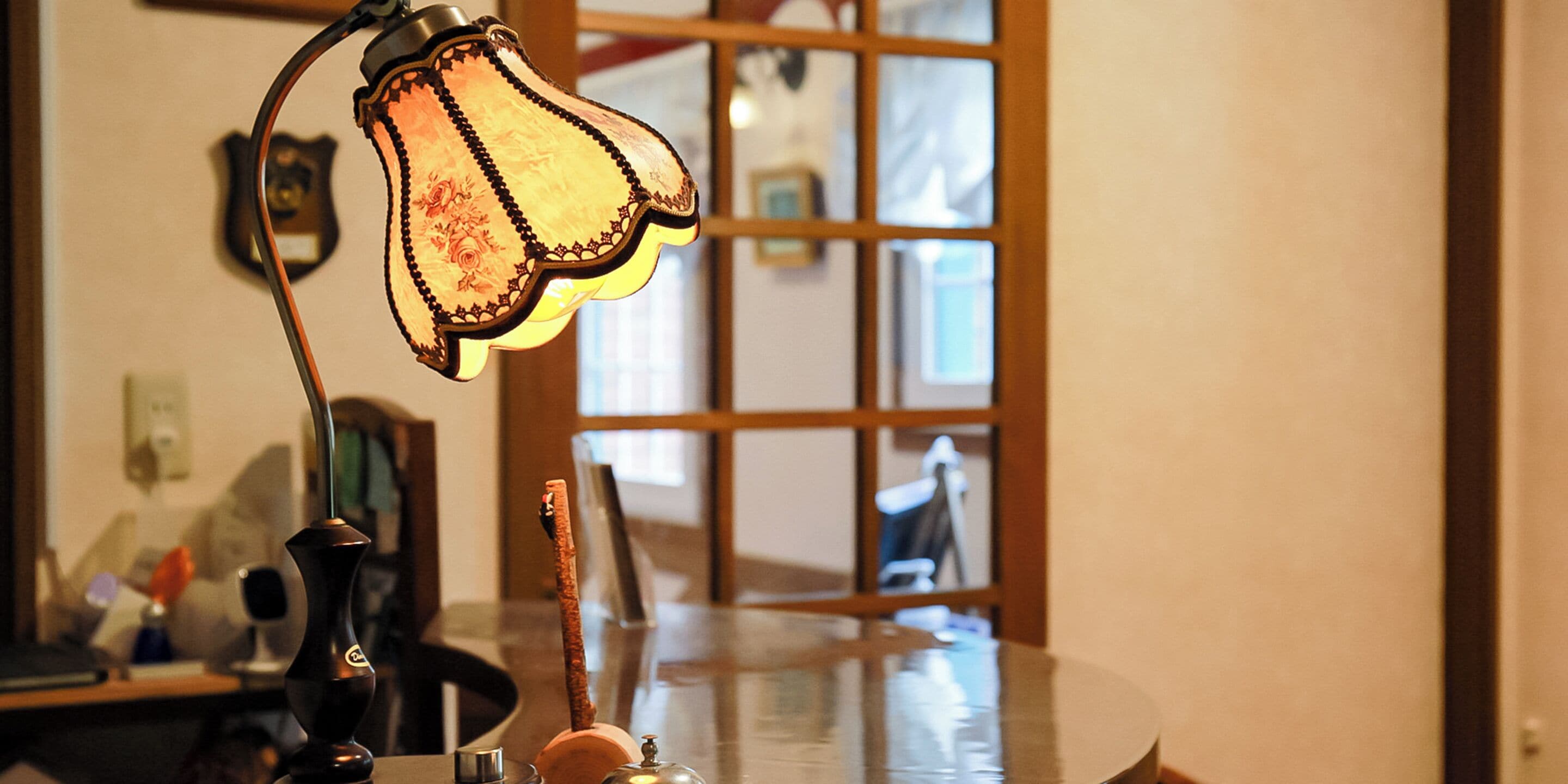 A table with a lamp, a cork, and a glass.