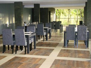 2 restaurants, breakfast, lunch, dinner served; international cuisine  - The Mountain Courtyard Thekady (Peermade)