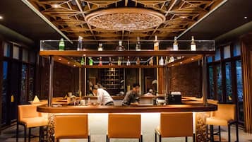 3 restaurants; breakfast, lunch, dinner and brunch served