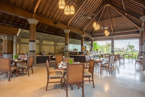 3 restaurants, spécialités Cuisine locale et internationale