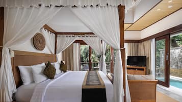 Un dormitorio amplio con una cama grande, televisión y vista a una piscina.