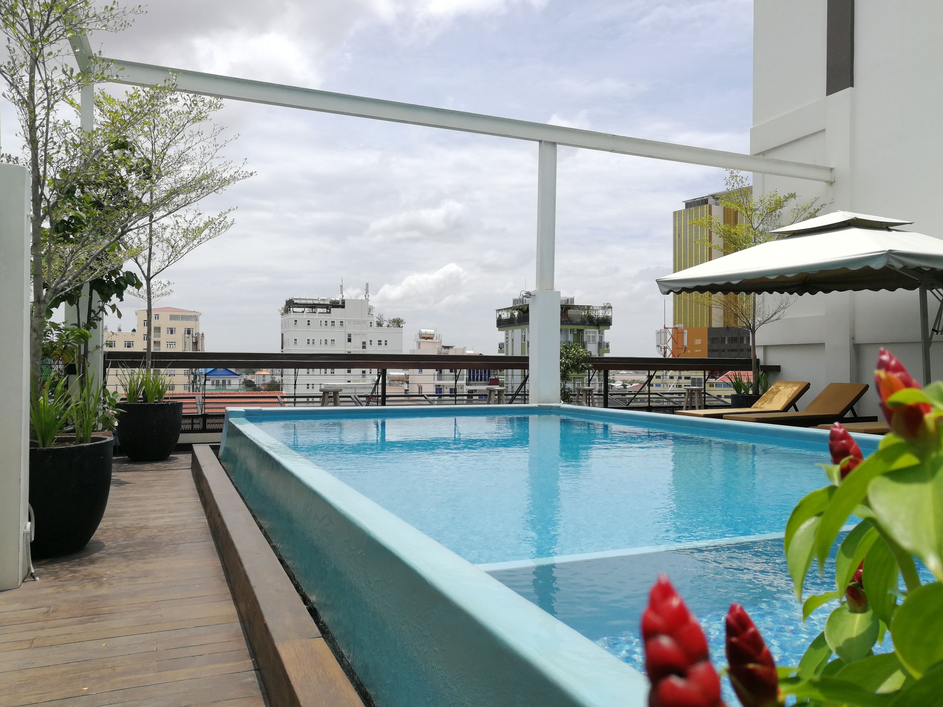 outdoor pool, open 7:00 am to 10:00 pm, pool loungers