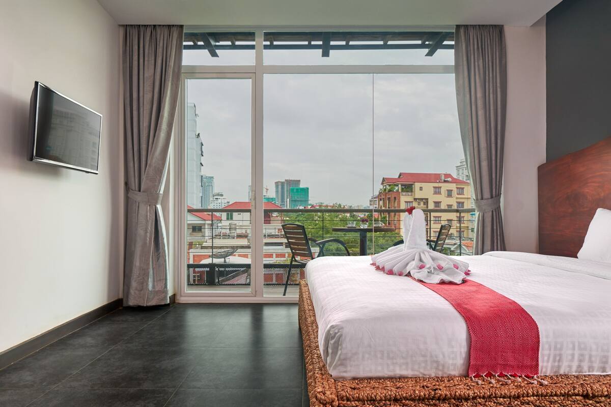 Habitación doble Premium, 1 cama matrimonial, vista a la ciudad, en esquina | Ropa de cama de alta calidad y minibar